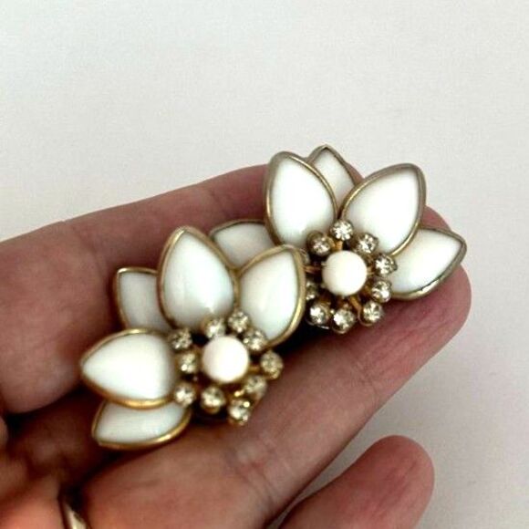Vintage Milk Glass Flower Petal Clip on Earrings - Picture 4 of 6